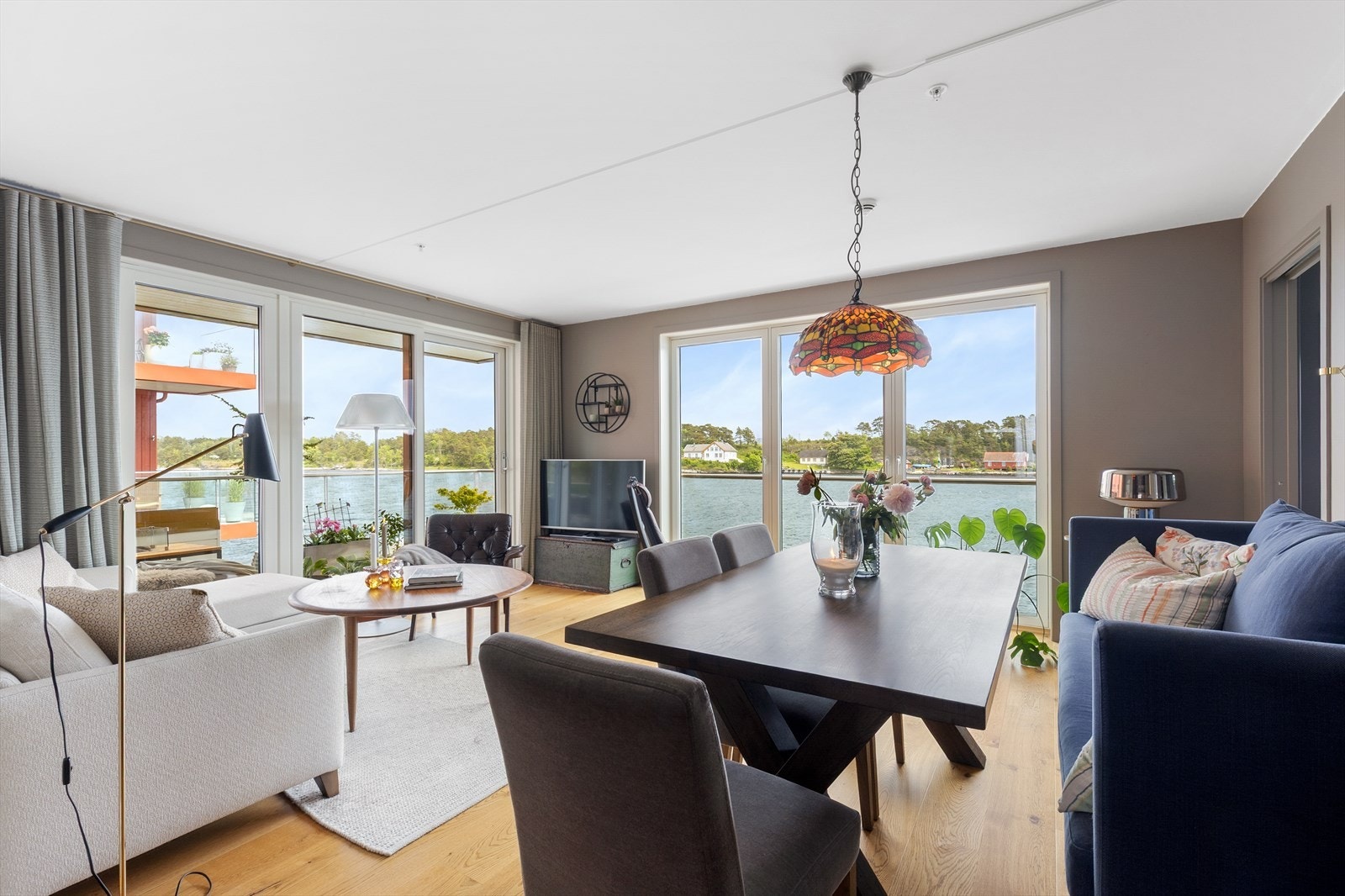 En moderne og gjennomført leilighet fra 2021 med sjøutsikt og to verandaer. Her får du en bolig med balansert ventilasjon, heis og parkering i garasjeanlegg. Galleribilde