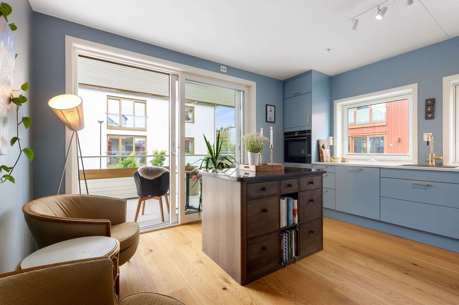 Fra kjøkkenet er det utgang til vestvendt veranda via verandadør. Galleribilde