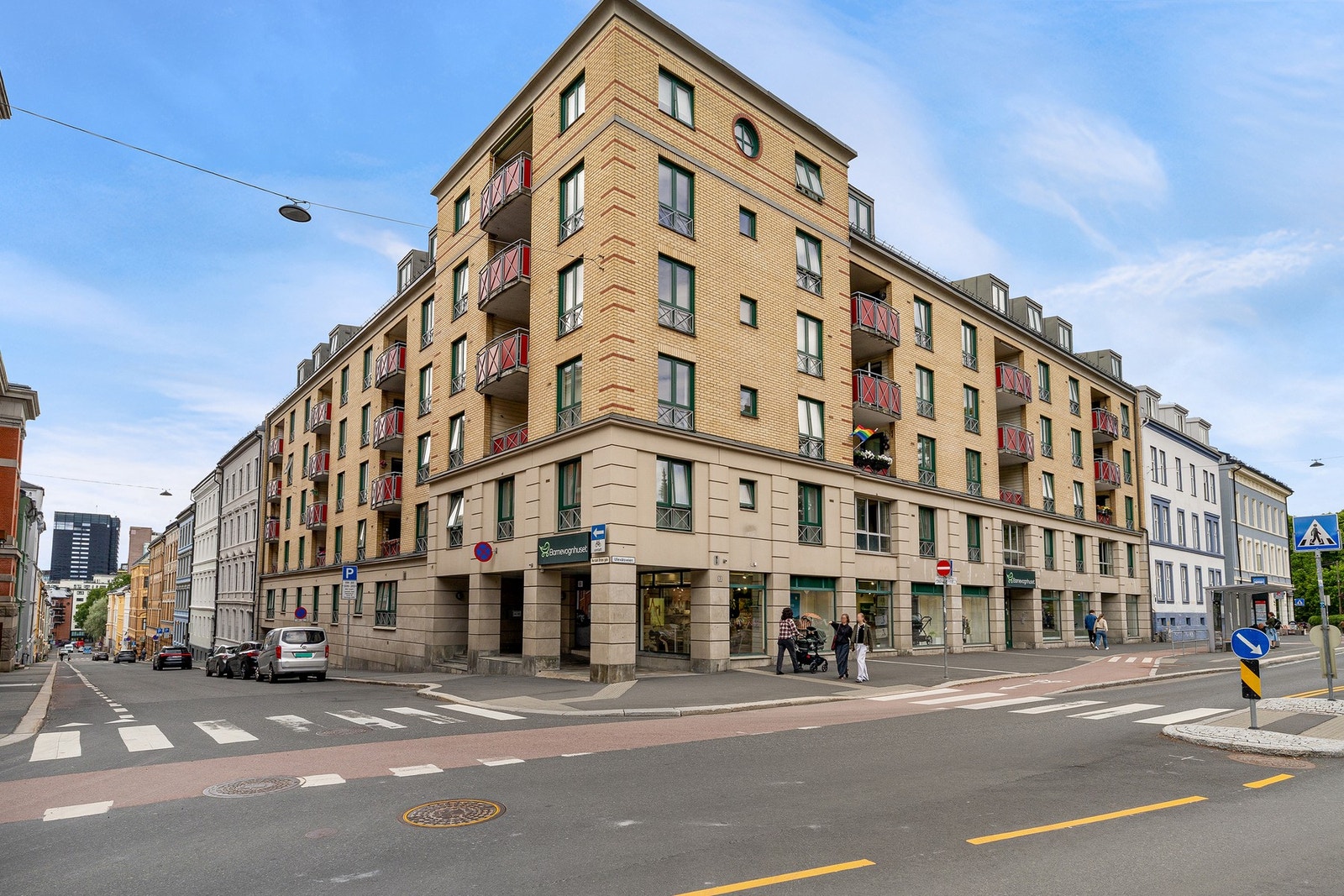 Velkommen til en attraktiv bolig med sentral beliggenhet, moderne komfort og en enkel hverdag. Galleribilde