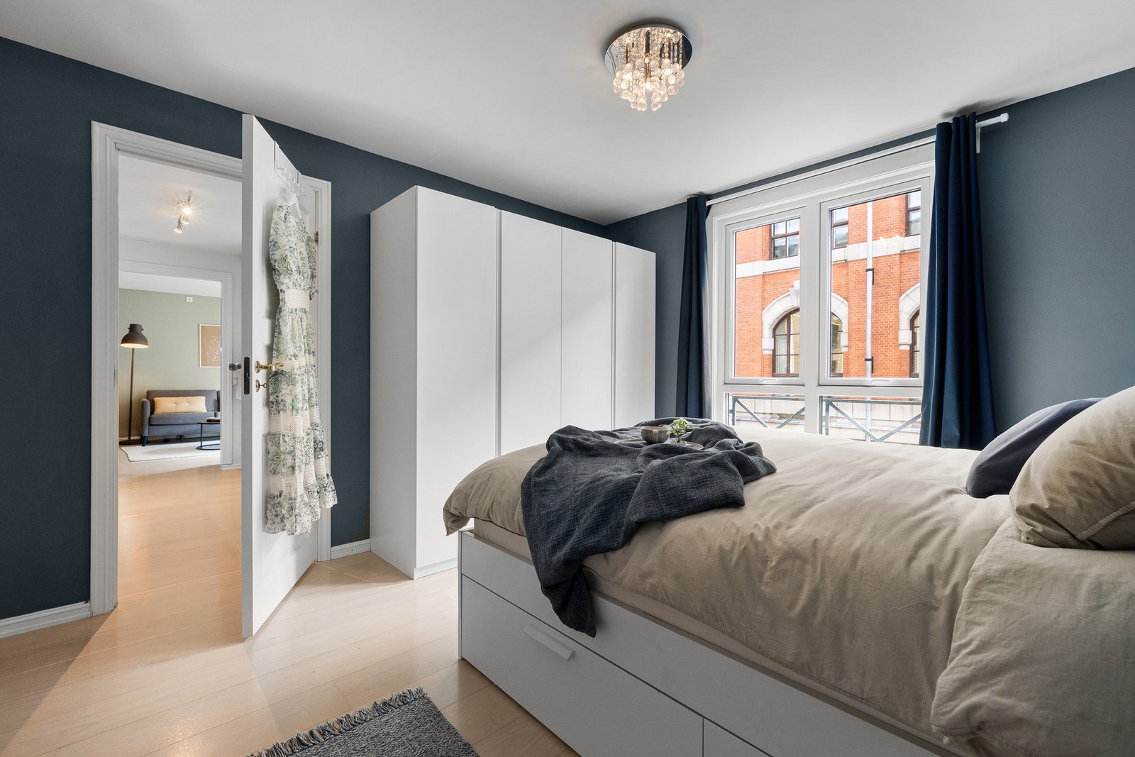 Tilhørende garderobe gir gode oppbevaringsmuligheter. Galleribilde