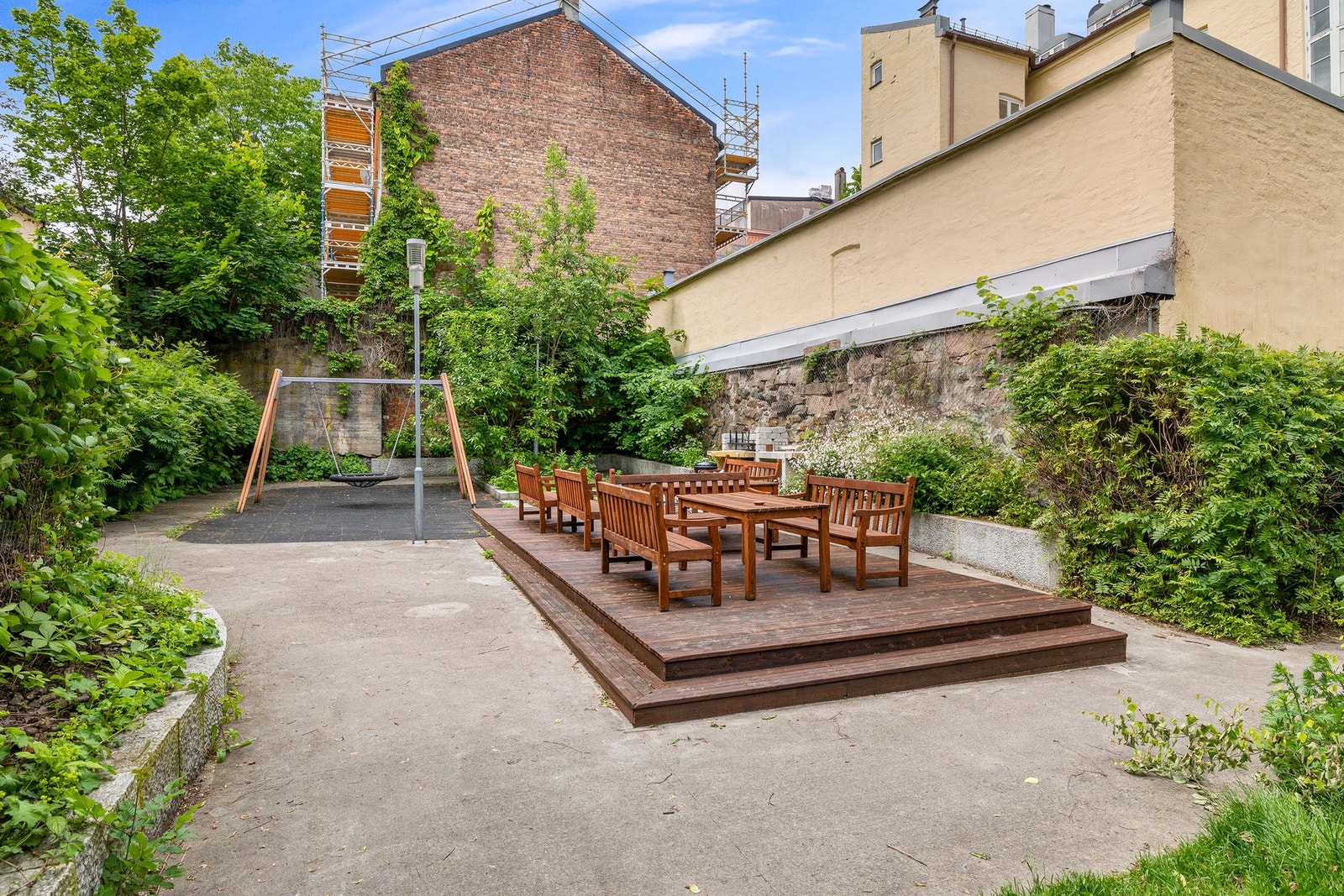 Trivelig bakgård med lekearealer, grillmuligheter og flere sittegrupper. Galleribilde
