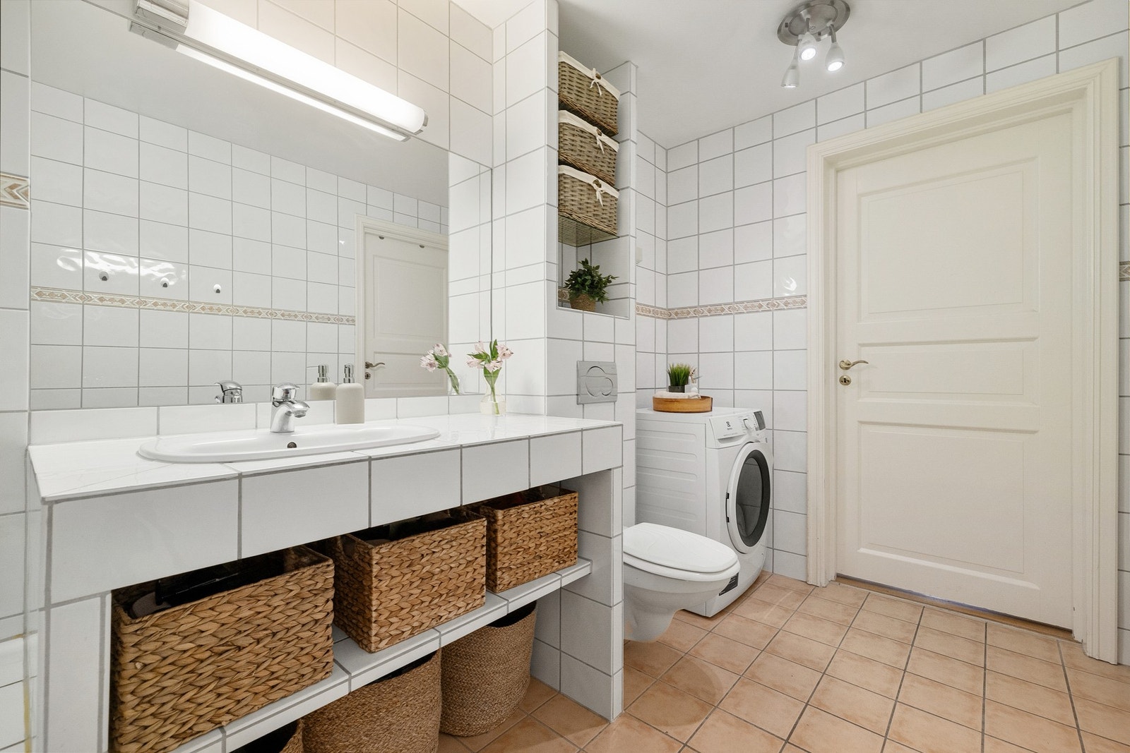 Badet har vegghengt toalett, og det er opplegg for vaskemaskin. Galleribilde