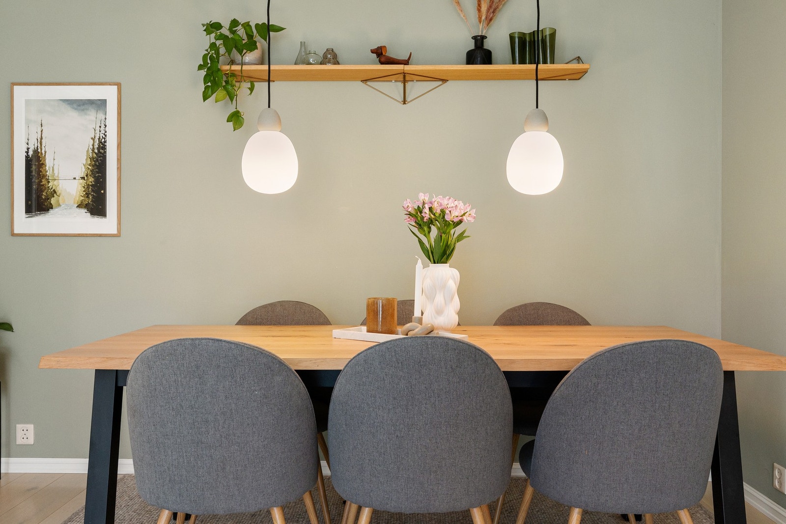 Perfekt ramme for hyggelige middager og sosiale sammenkomster med familie og venner. Galleribilde