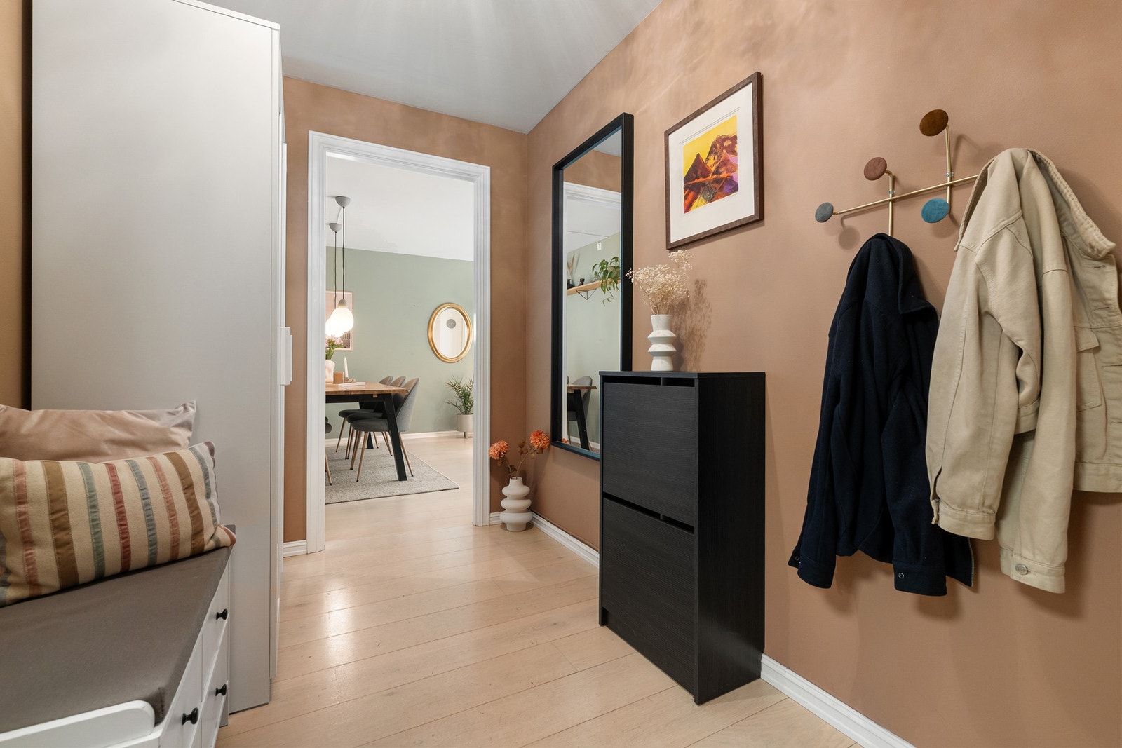 Hyggelig entré med god plass til oppbevaring av yttertøy og sko. Galleribilde