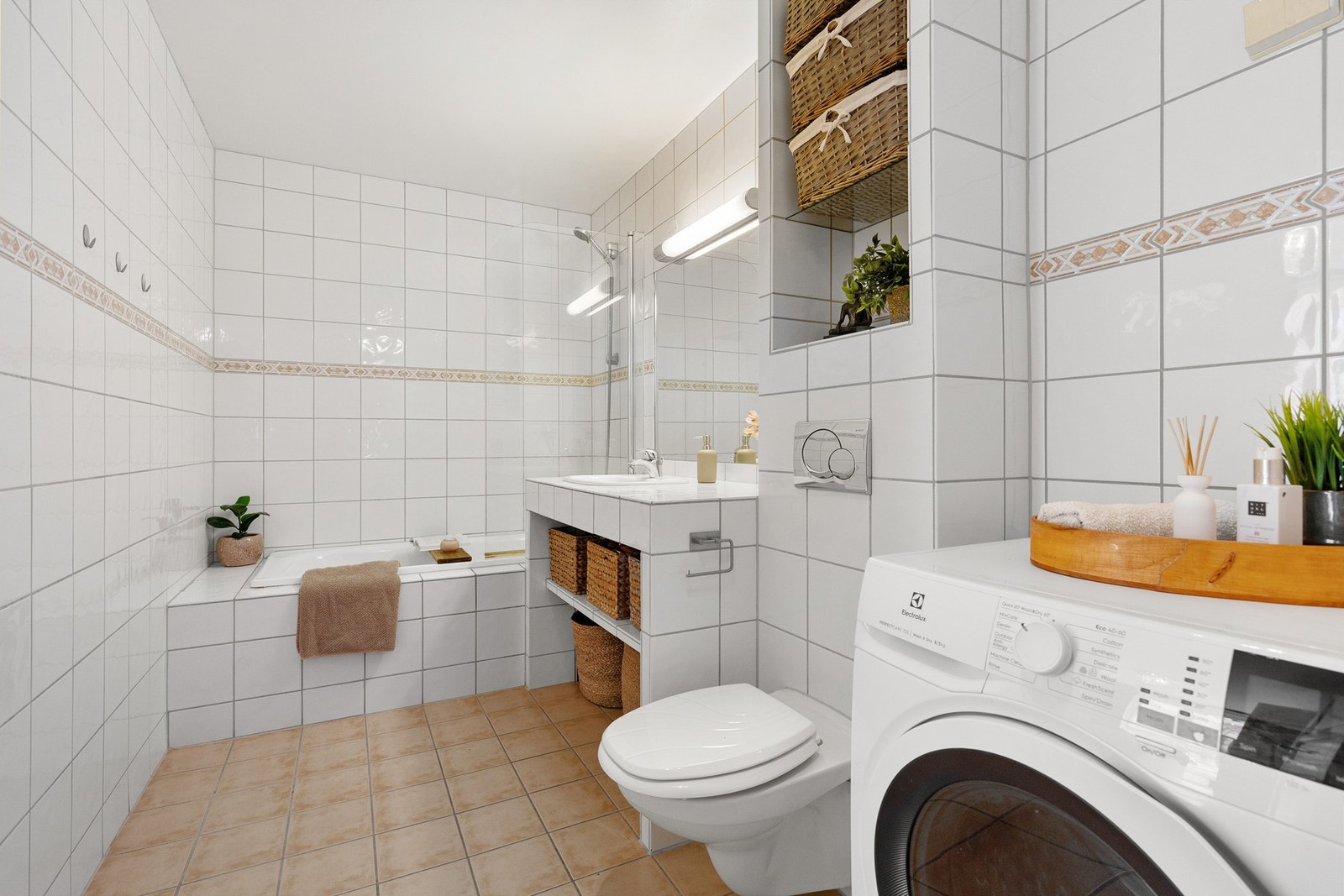 Praktisk adkomst til badet både fra soverom og entré. Galleribilde