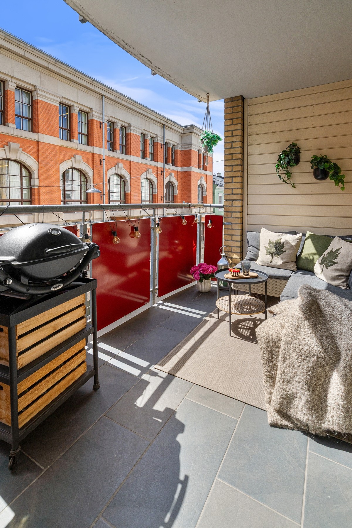 God plass til utemøbler, grill og beplantning for den som ønsker å skape en hyggelig uteplass. Galleribilde