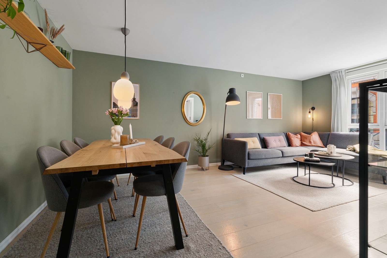Romslig oppholdsrom med plass til både TV-sone og stor spisegruppe. Galleribilde