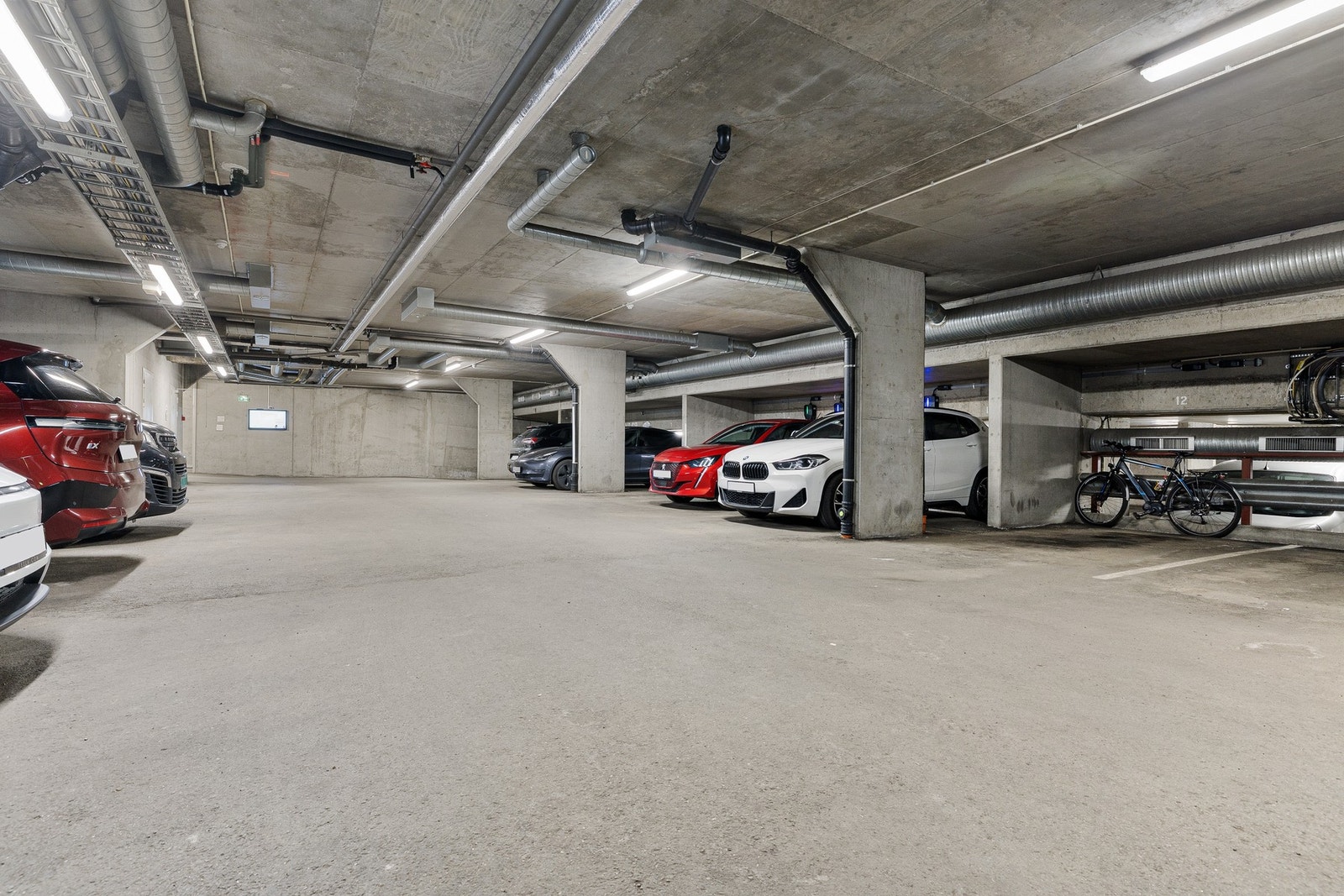 Sameiet har garasjekjeller med mulighet for kjøp eller leie av plass fra andre seksjonseiere. Galleribilde