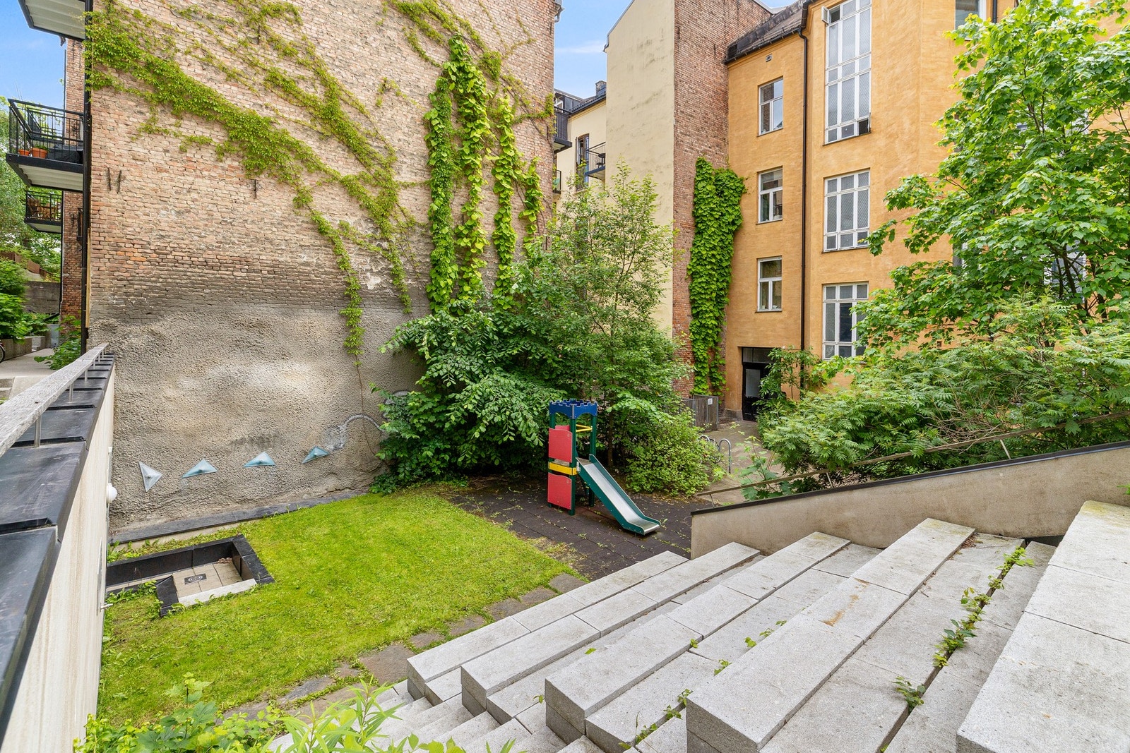 Grønne uteområder med lekeplass for de minste. Galleribilde