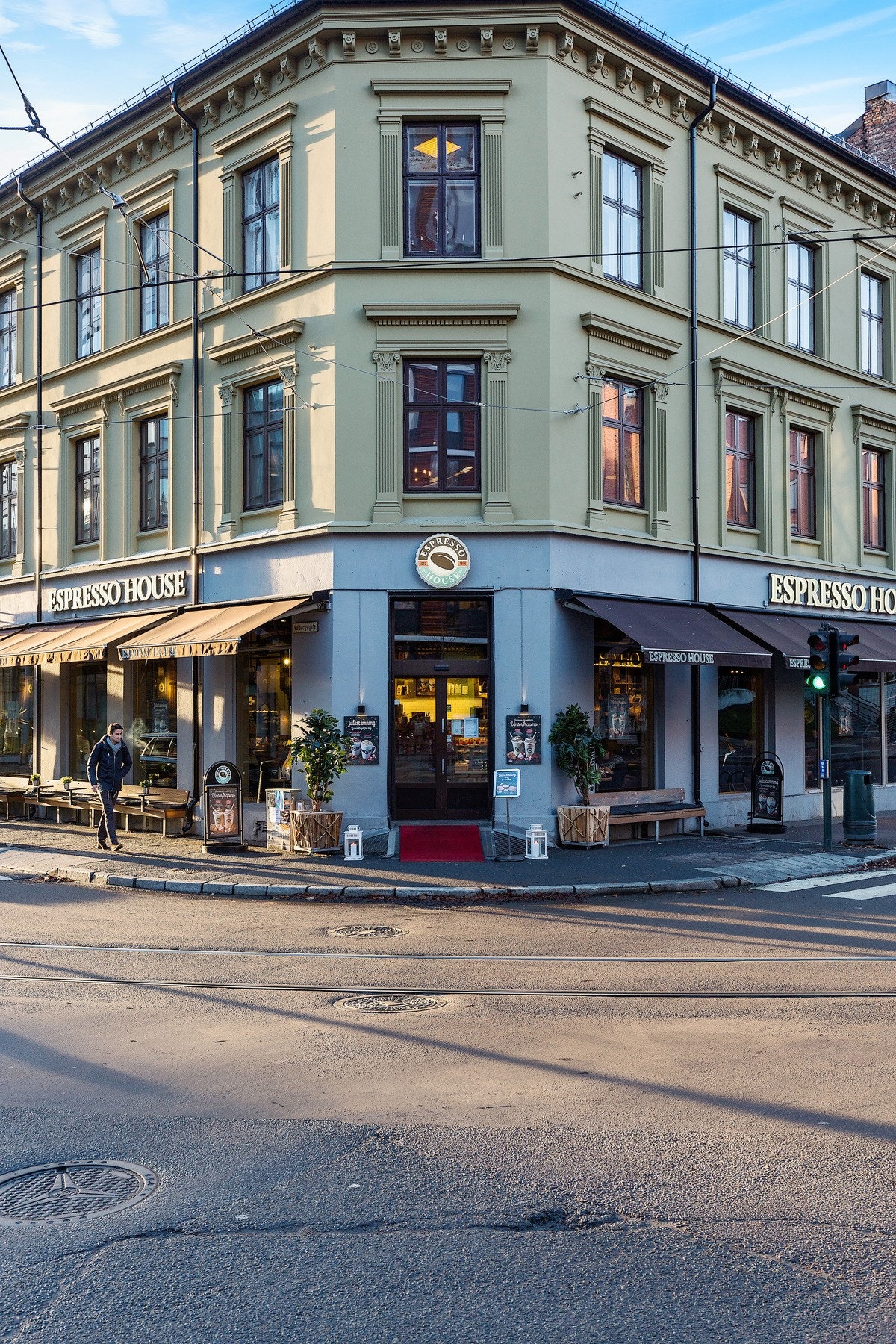 Flere kaféer og serveringssteder ligger i umiddelbar nærhet. Galleribilde