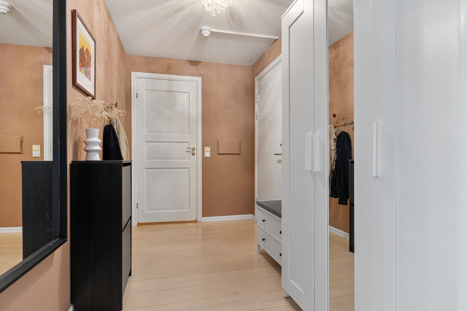 Entréen gir et godt førsteinntrykk av boligen. Galleribilde
