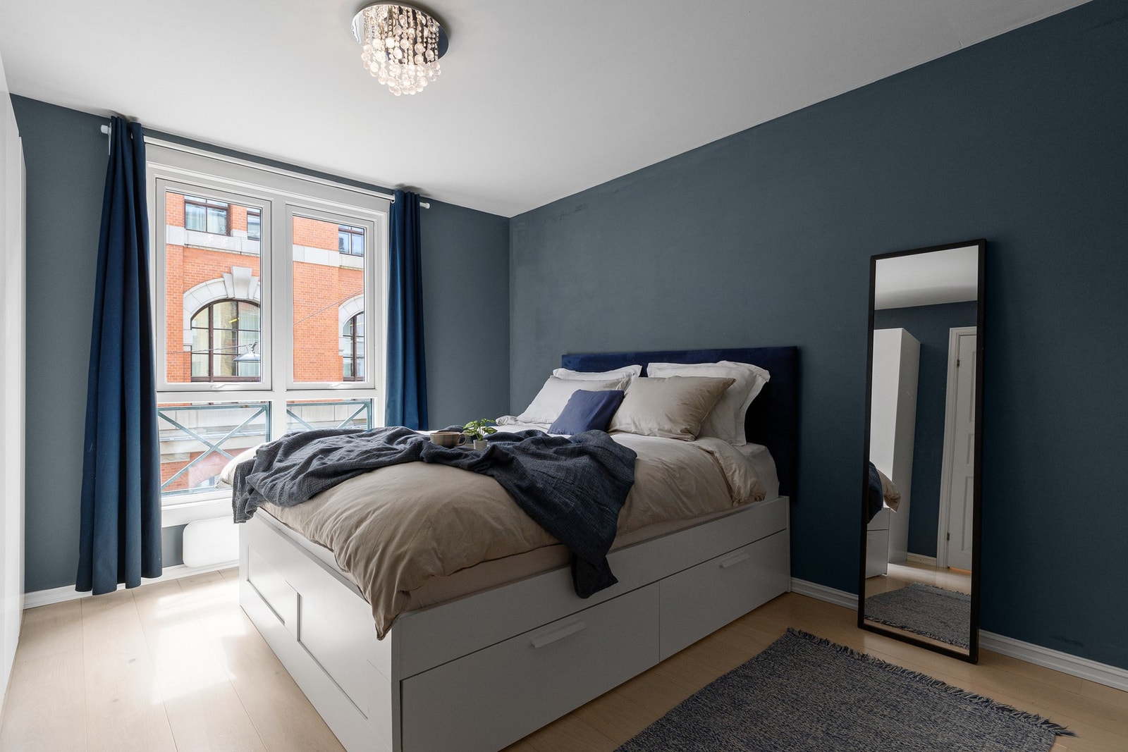 Romslig og lekkert soverom med god plass til dobbeltseng, nattbord og øvrig møblement. Galleribilde