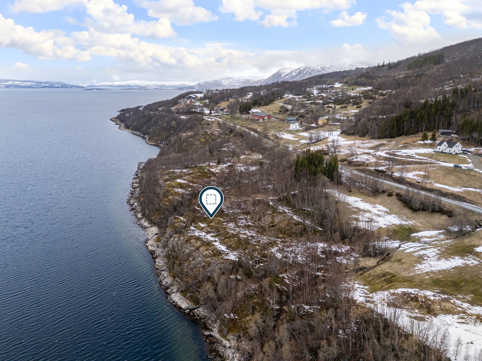 Fantastiske turmuligheter rett utfor døra, samt flere steder i Balsfjord kommune som Fugltind, Markenestind og Storvasstind.