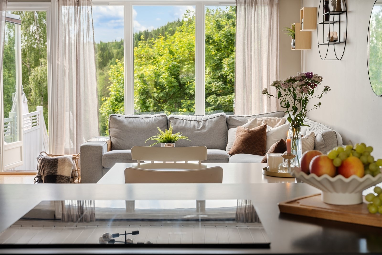 Her får du en bolig med godt lysinnslipp, gjennomgående moderne overflater og en åpen planløsning. Galleribilde