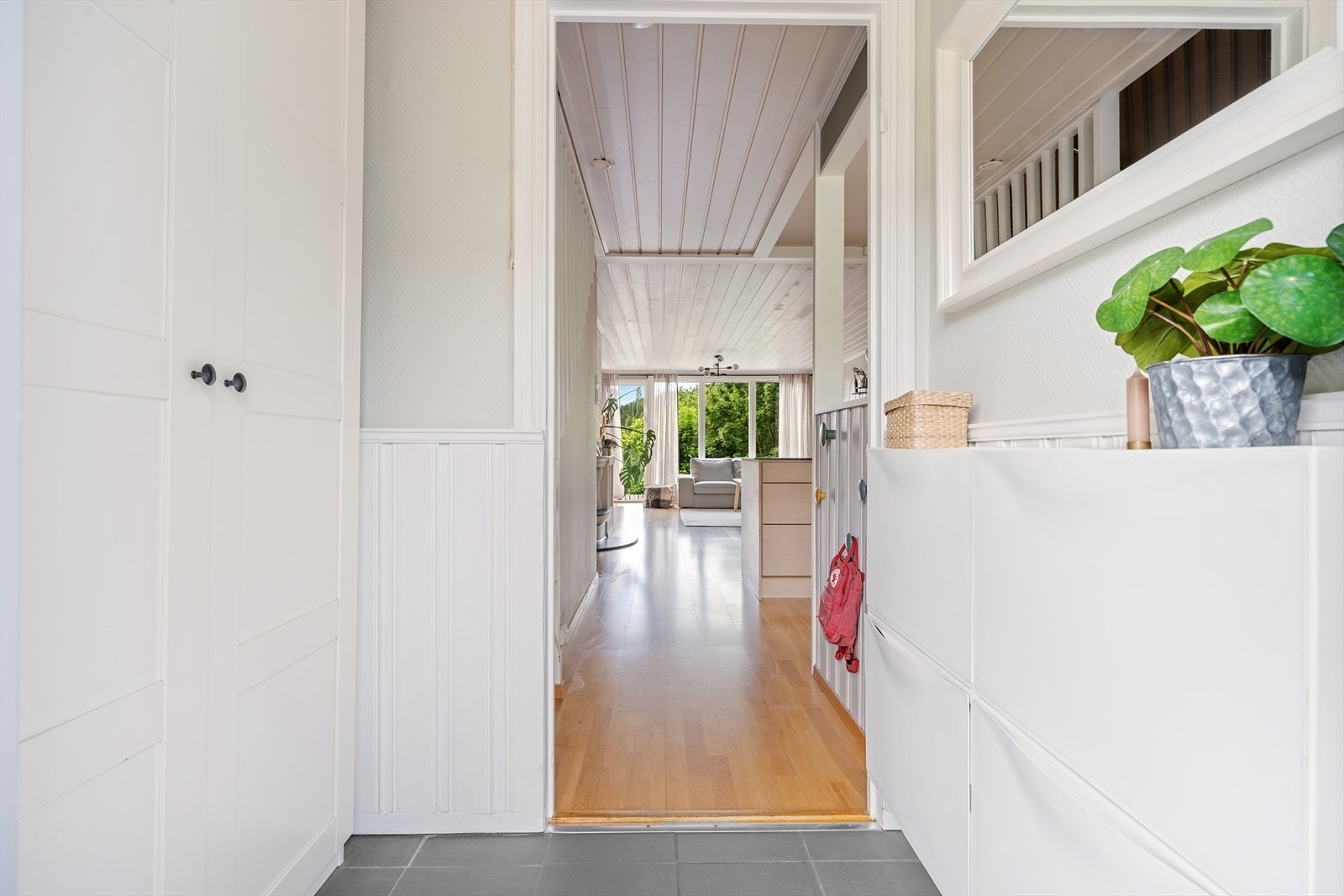 Entréen ønsker deg velkommen med en ny ytterdør fra 2026 med glassfelt som slipper inn godt med dagslys. Her får du en bolig med godt lysinnslipp, gjennomgående moderne overflater og en åpen planløsning. Galleribilde