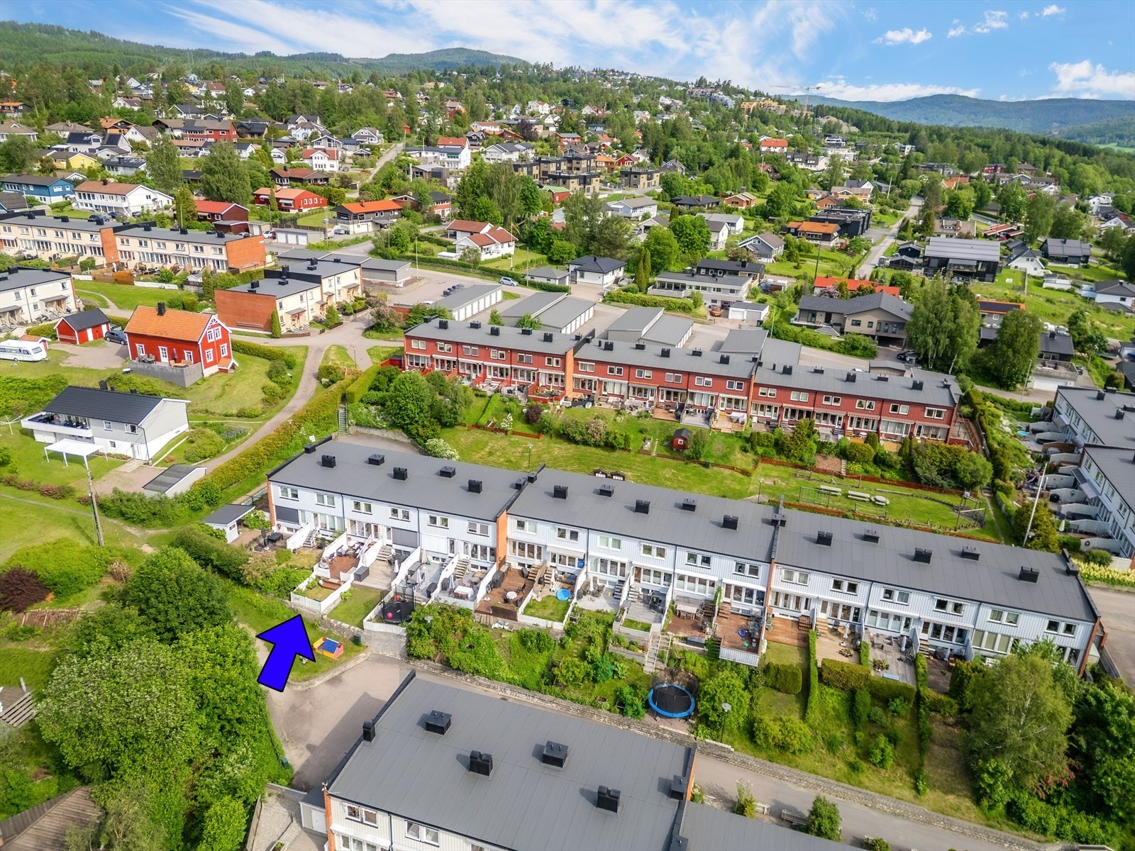 Fra eiendommen er det gangavstand til skoler, barnehager og servicetilbud. Galleribilde