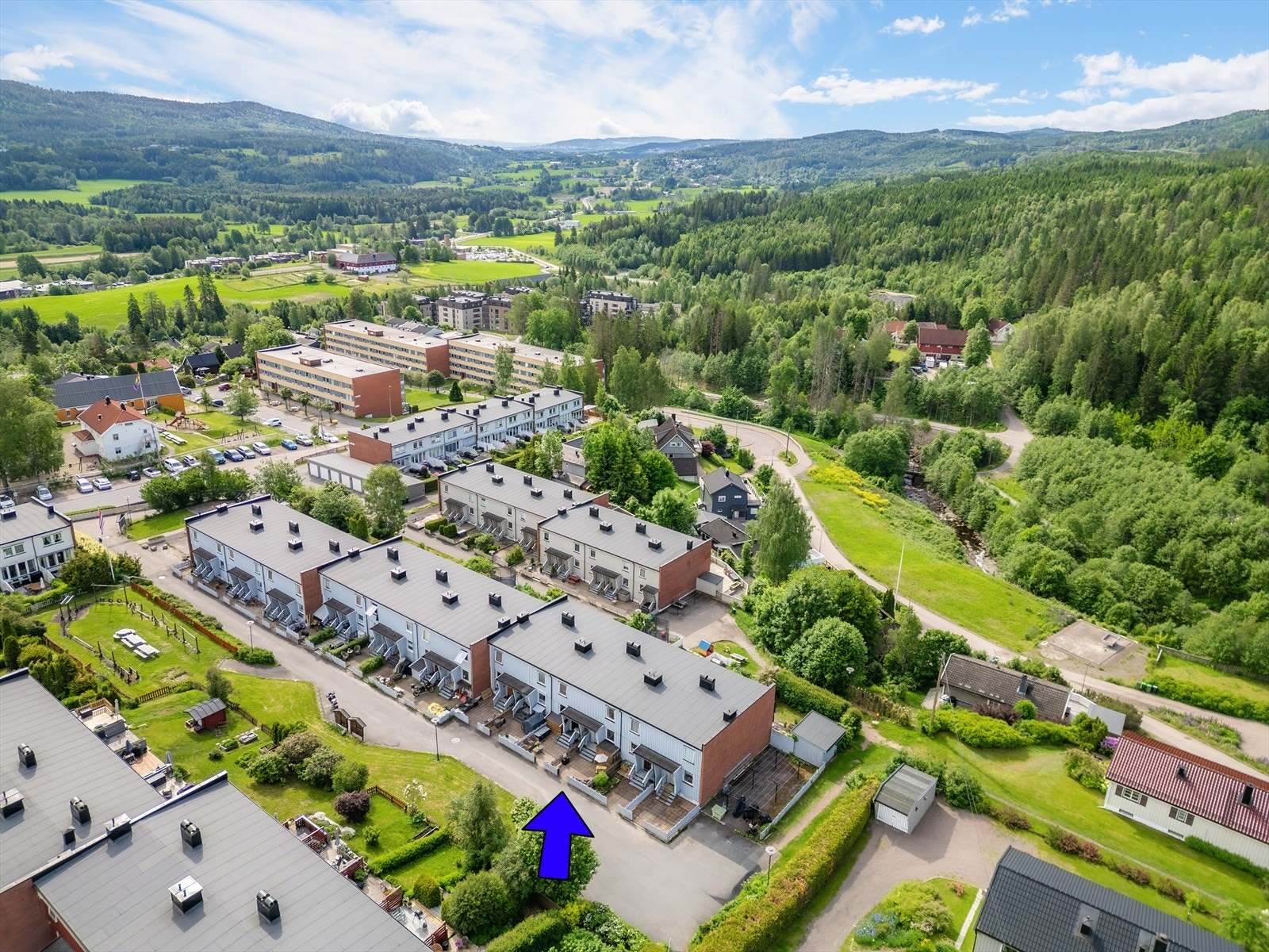 Boligen ligger på Rotnes, med skogen som nærmeste nabo og et stort nettverk av tur- og sykkelstier. Galleribilde