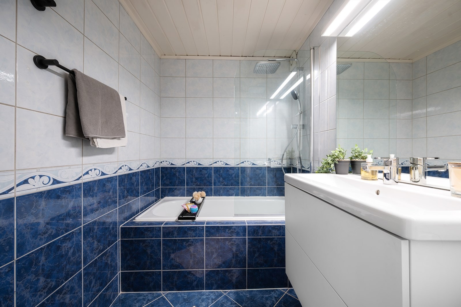 Badet i andre etasje er utstyrt med badekar, servantinnredning og mekanisk avtrekk. Galleribilde