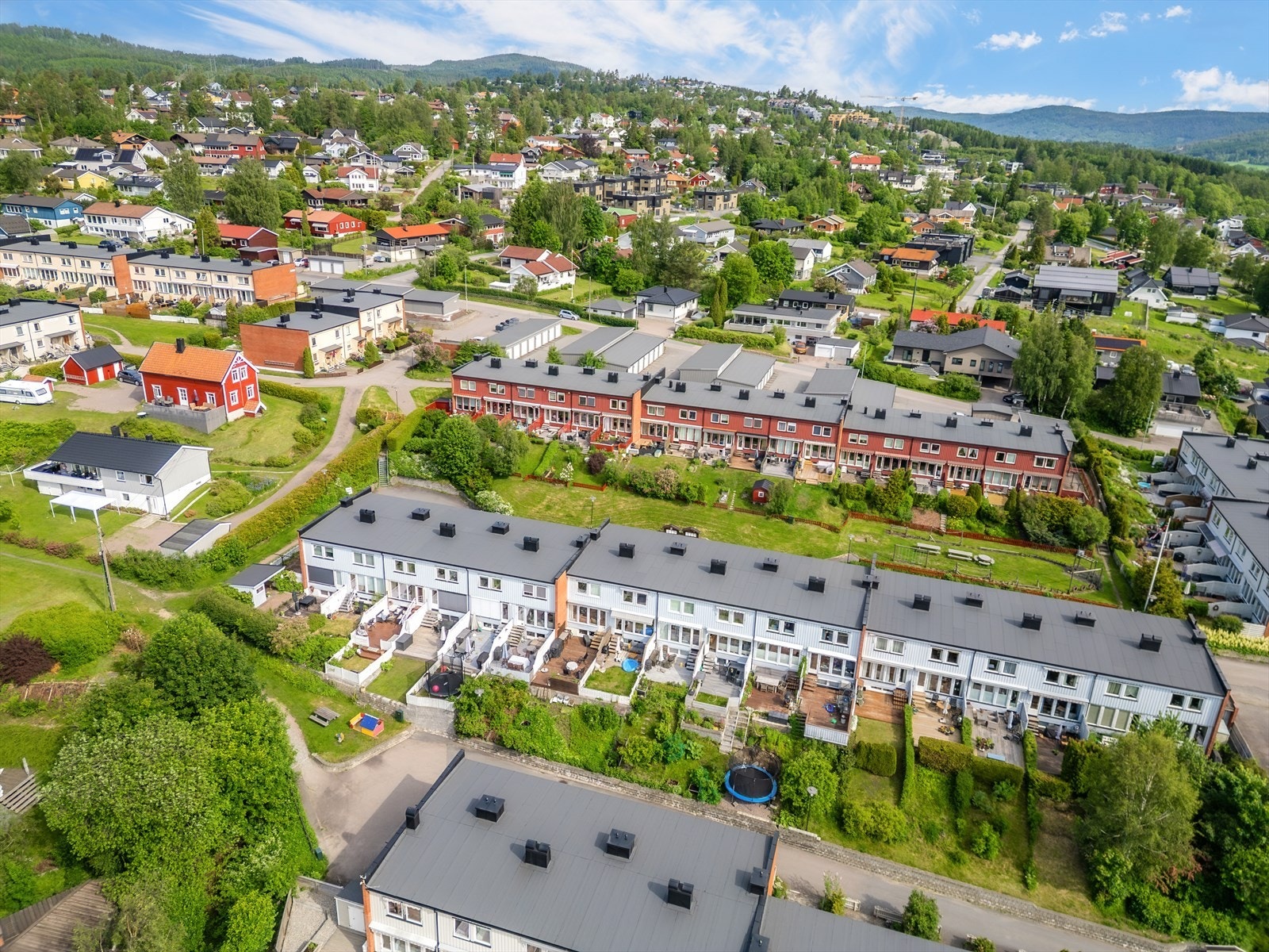 Fra eiendommen er det gangavstand til skoler, barnehager og servicetilbud. Galleribilde