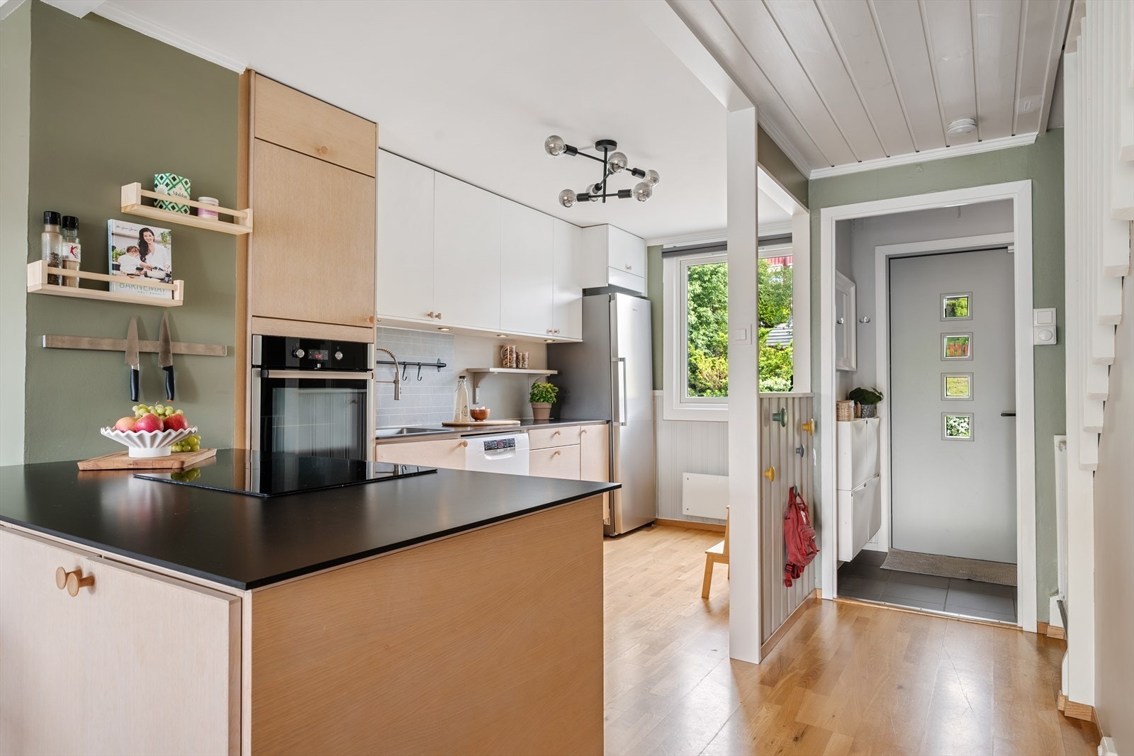 Kjøkkenet har en Sigdal-innredning med glatte fronter og laminatbenkeplate. Galleribilde