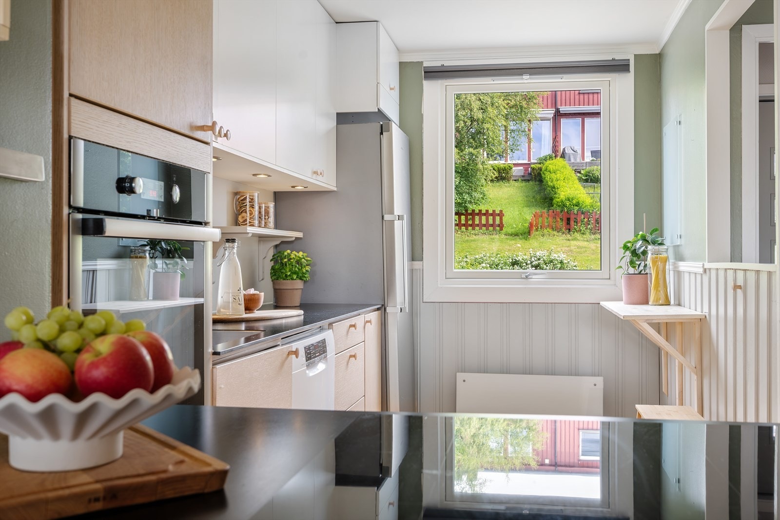 Her finner du integrerte hvitevarer som induksjonstopp og stekeovn. Frittstående kjøleskap. Galleribilde