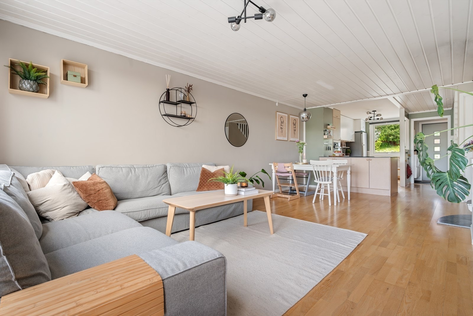 Rommet er lett å møblere med plass til både sofagruppe og spisebord. Galleribilde