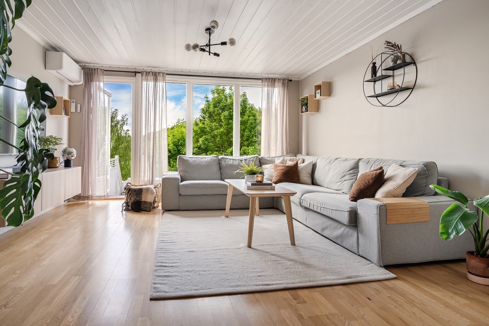Stuen har en varm og klassisk atmosfære med store vindusflater mot terrassen slipper inn rikelig med dagslys. Galleribilde
