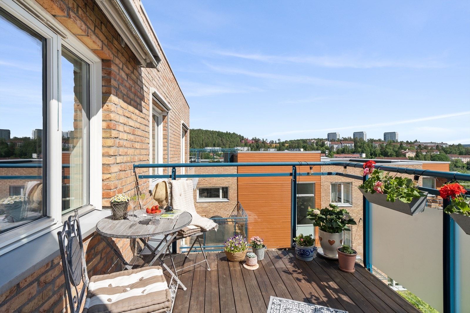 Fra stuen er det utgang til en romslig balkong på 8 m² med god plass til utemøbler. Galleribilde