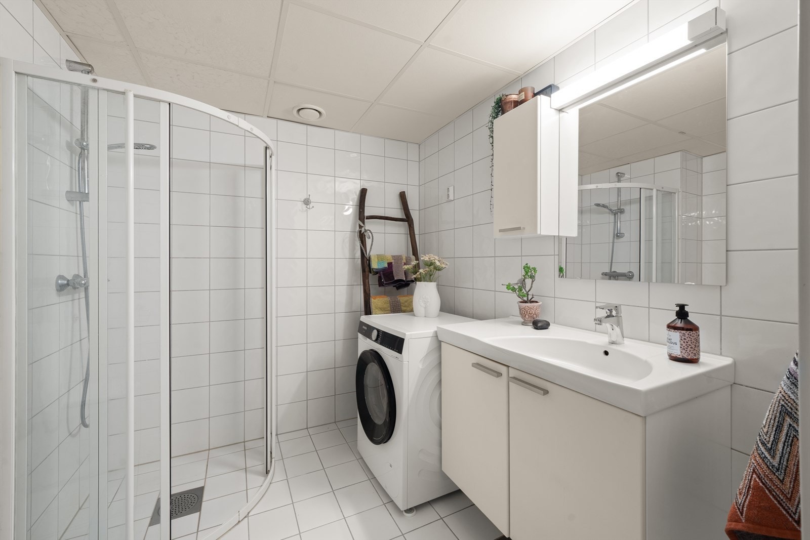 Flislagt bad med varmekabler i gulvet for økt komfort. Det er også opplegg for vaskemaskin. Galleribilde
