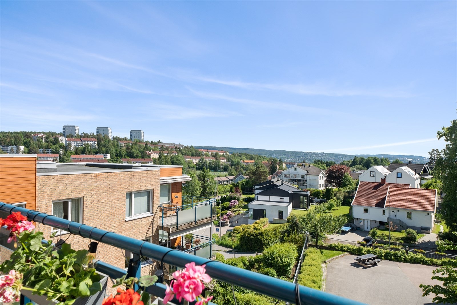 Balkongen gir en fin oversikt over de felles uteområdene. Galleribilde
