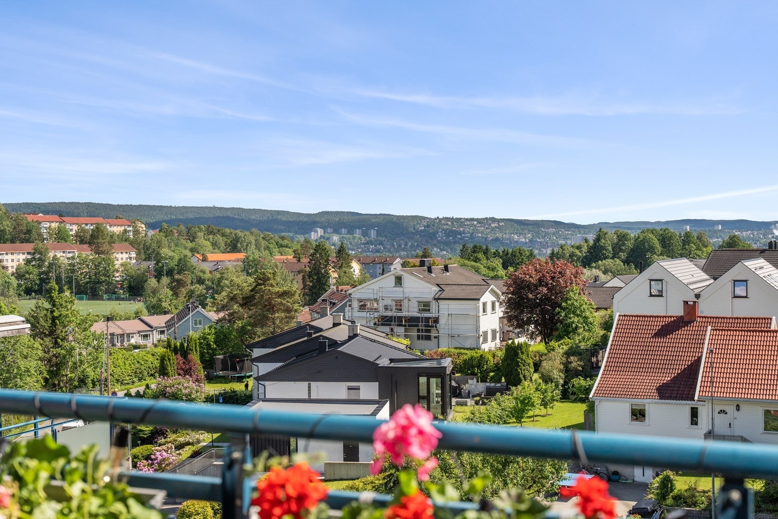 Nærområdet er preget av en blanding av leilighetsbygg og eneboliger. Galleribilde