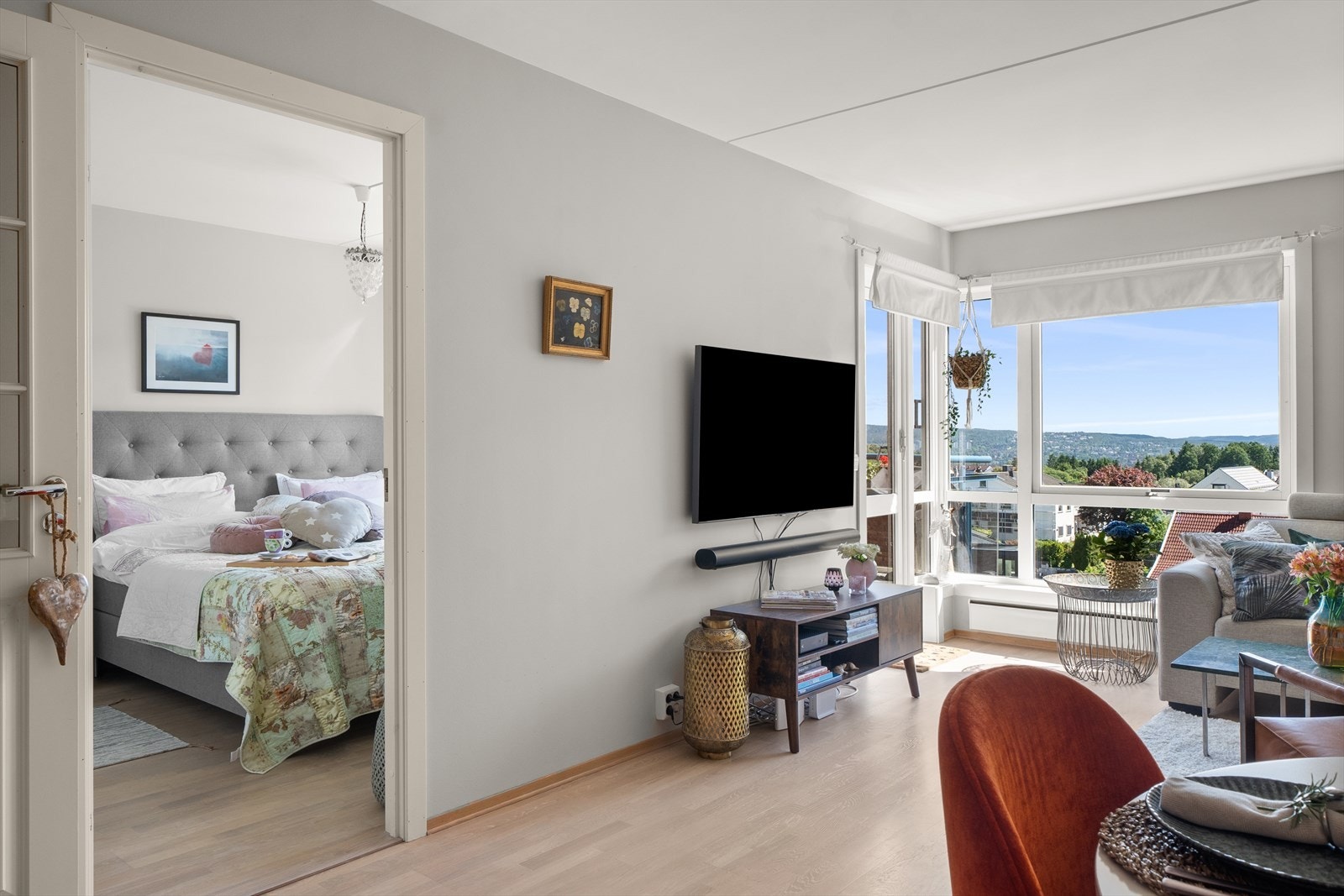 Stuen er lett å møblere med plass til både sofagruppe og spisebord. Galleribilde
