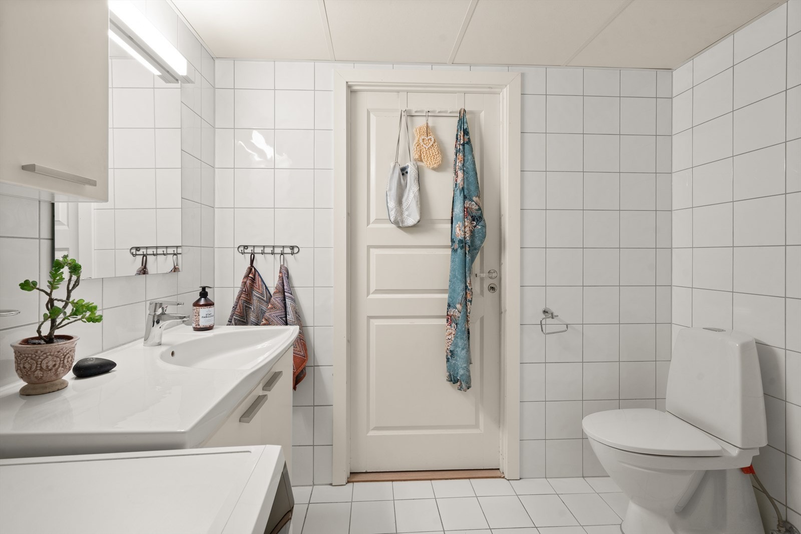 Mekanisk avtrekk og tilluft via luftespalte under døren sørger for god ventilasjon på badet. Galleribilde