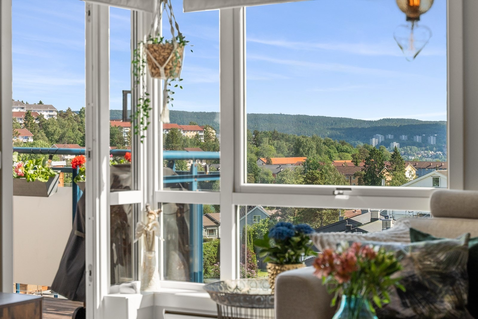 Fra leiligheten har du utsikt over et etablert og grønt boligområde. Galleribilde