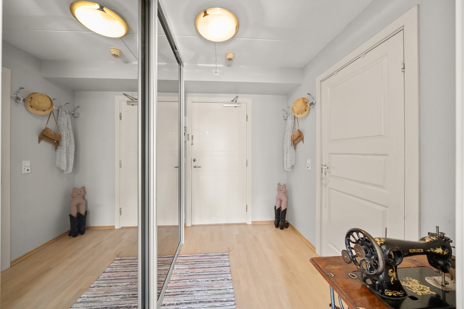 Romslig entré med plass til oppbevaring av yttertøy og sko. Galleribilde