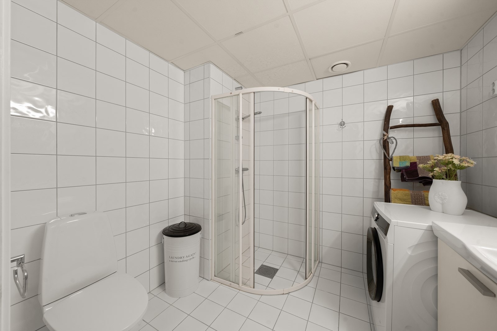 Badet er innredet med dusjhjørne, toalett og servant med underskap. Galleribilde