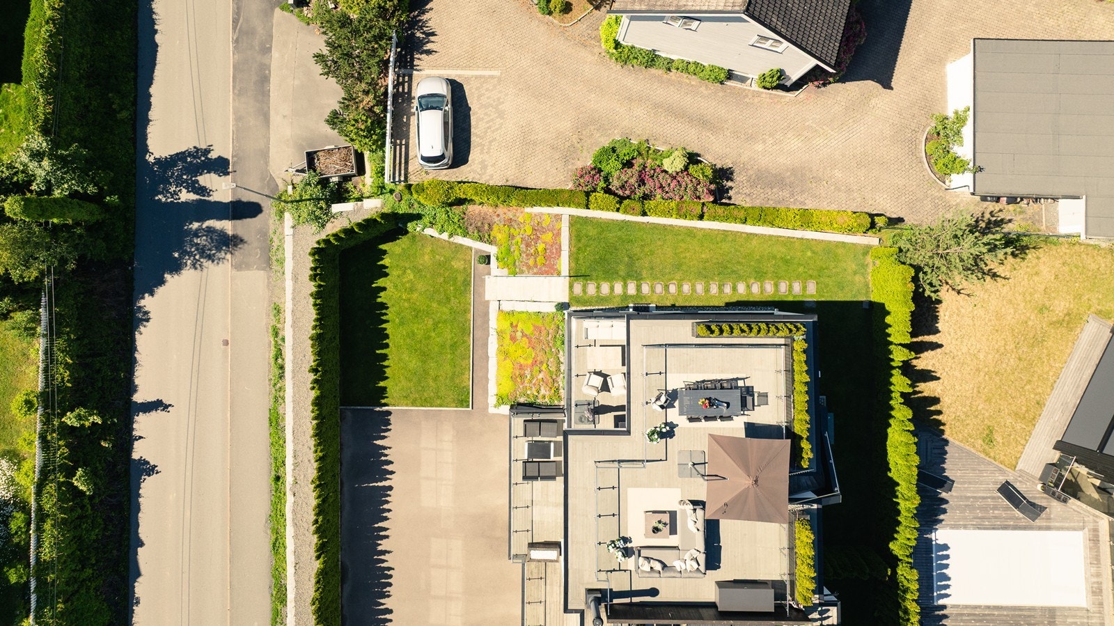 Tomten er effektivt utnyttet med flat gressplen, terrasser og takterrasse. En rekke uteplasser til bruk for alle i familien. Galleribilde