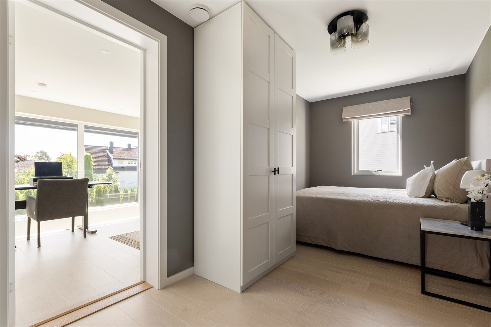 Soverom 3 med parkett på gulv og malte veggflater i samme etasje som hovedsoverom. Galleribilde