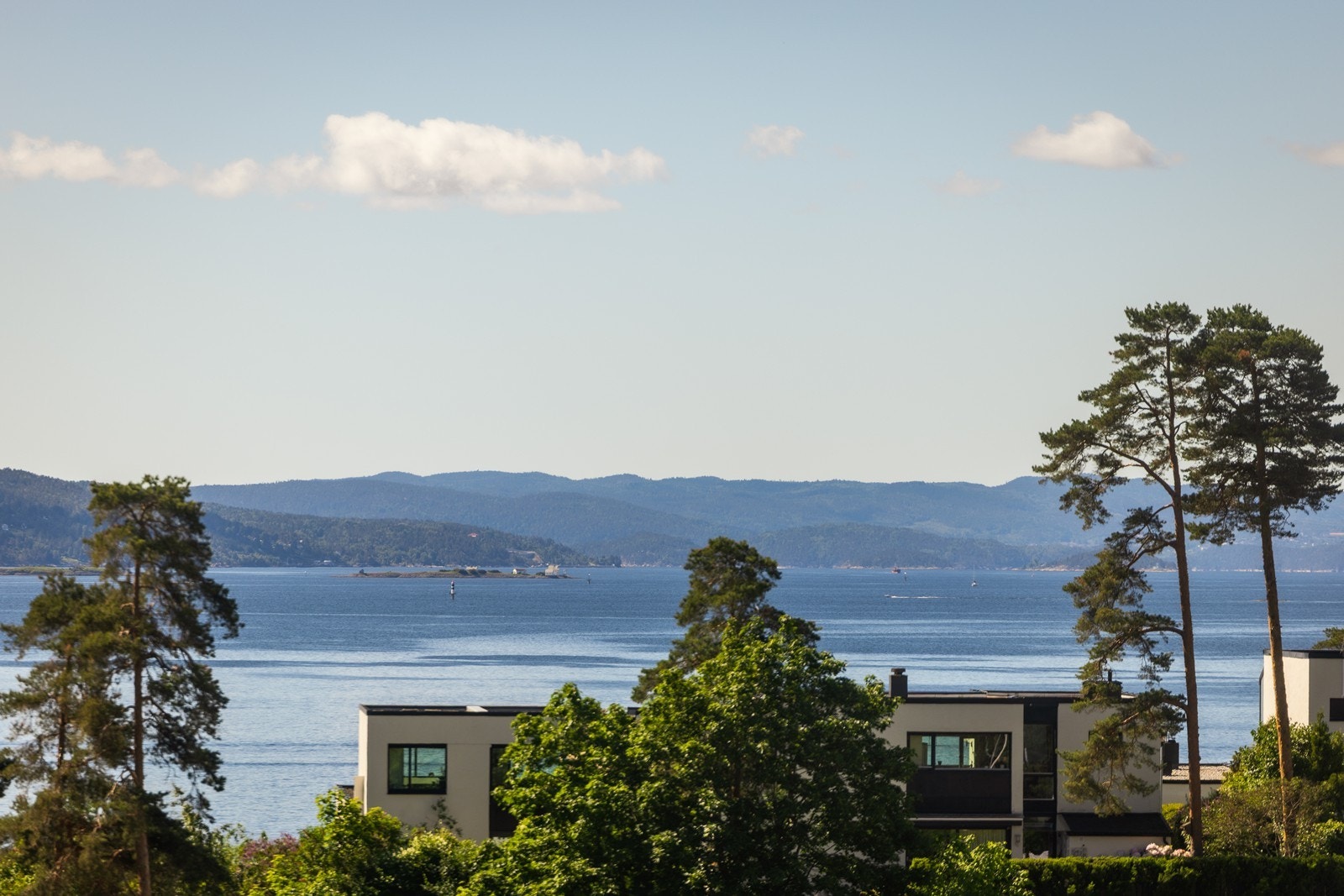 Sjønær beliggenhet med kort vei til flere badestrender. De mest populære er Fürststranden (ca 3 min gange) eller "Slippen", ca 10 min gange. Galleribilde