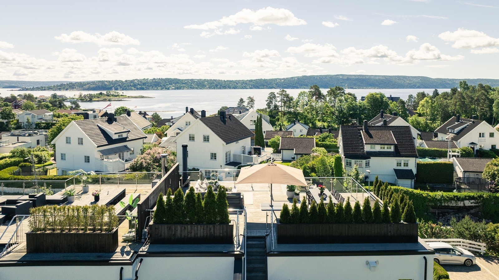 Fra takterrassen er det en idyllisk utsikt over nabolaget og Oslofjorden. Galleribilde