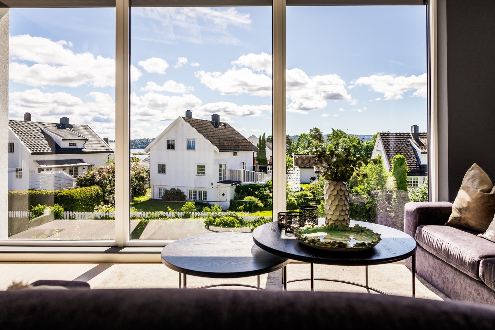 Fra stuen er det utsikt over det veletablerte og barnevennlige nabolaget på Snarøya. Galleribilde