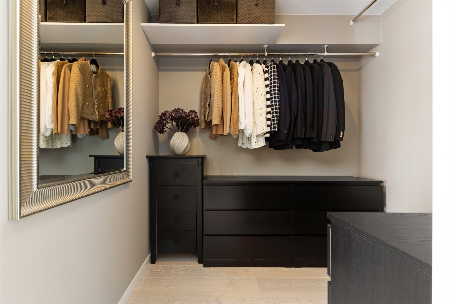 "Walk in" garderobe i tilknytning til hovedsoverom. Galleribilde