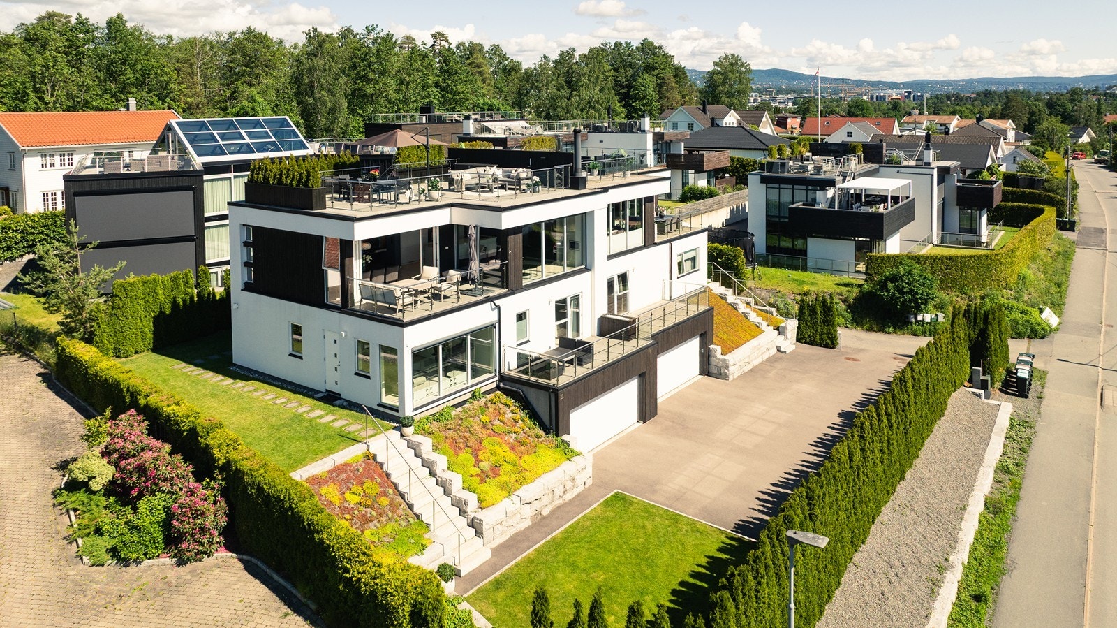 Eiendommen er pent opparbeidet med lettstelt hage og hekk som rammer inn tomten. Galleribilde