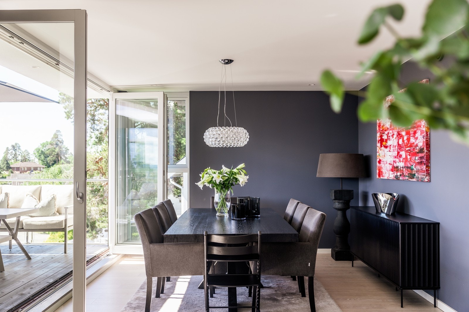 Spisestuen har plass til langbord og er plassert i tilknytning til terrassen. Galleribilde
