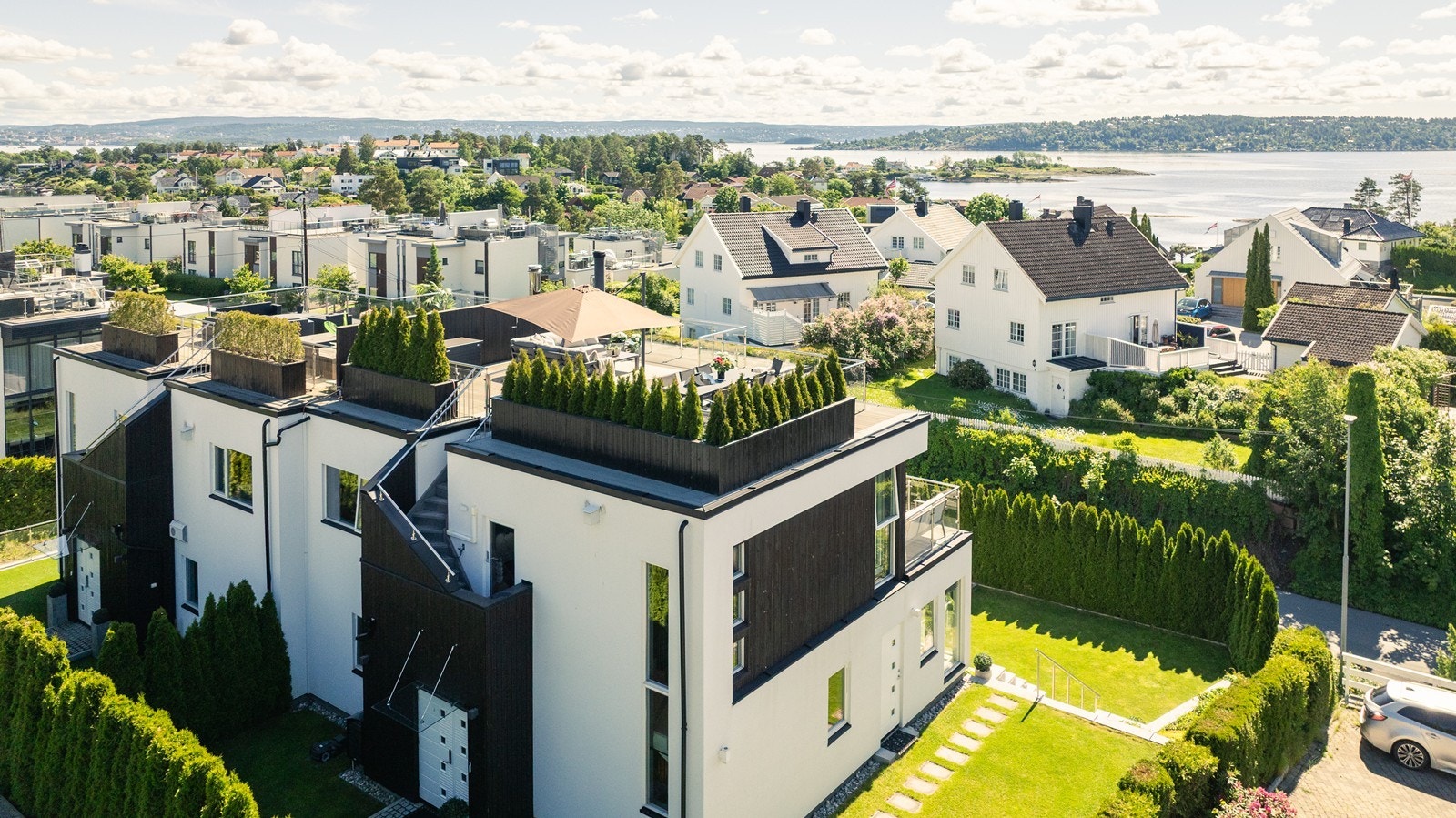 Boligen har en stor takterrasse på 57 m² med sjøutsikt, i tillegg til to andre terrasser og lettstelt hage. Galleribilde