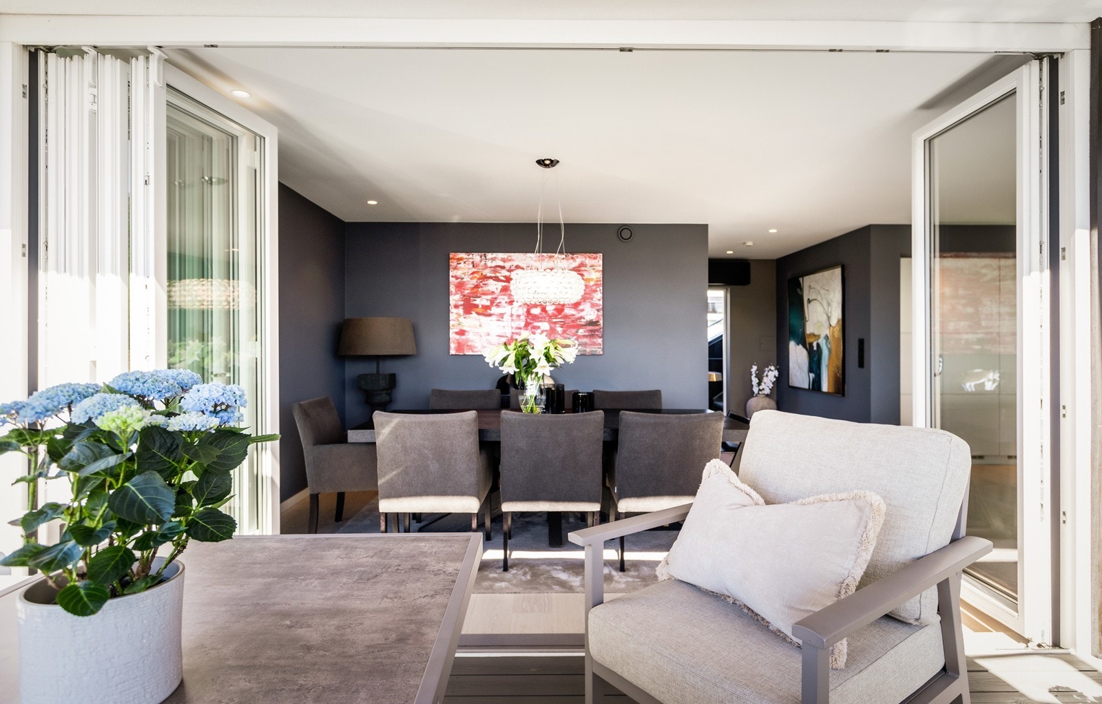 Foldedørene inn til spisestuen sørger for at terrassen blir en naturlig forlengelse av stuen på varme sommerdager. Galleribilde