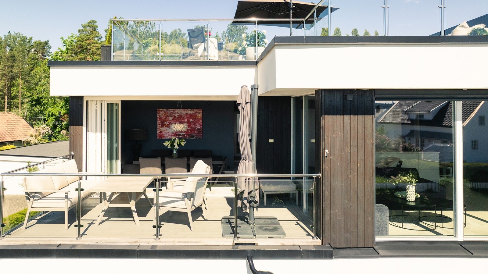 Fra stuen er det utgang til en terrasse på cirka 12 m². Galleribilde