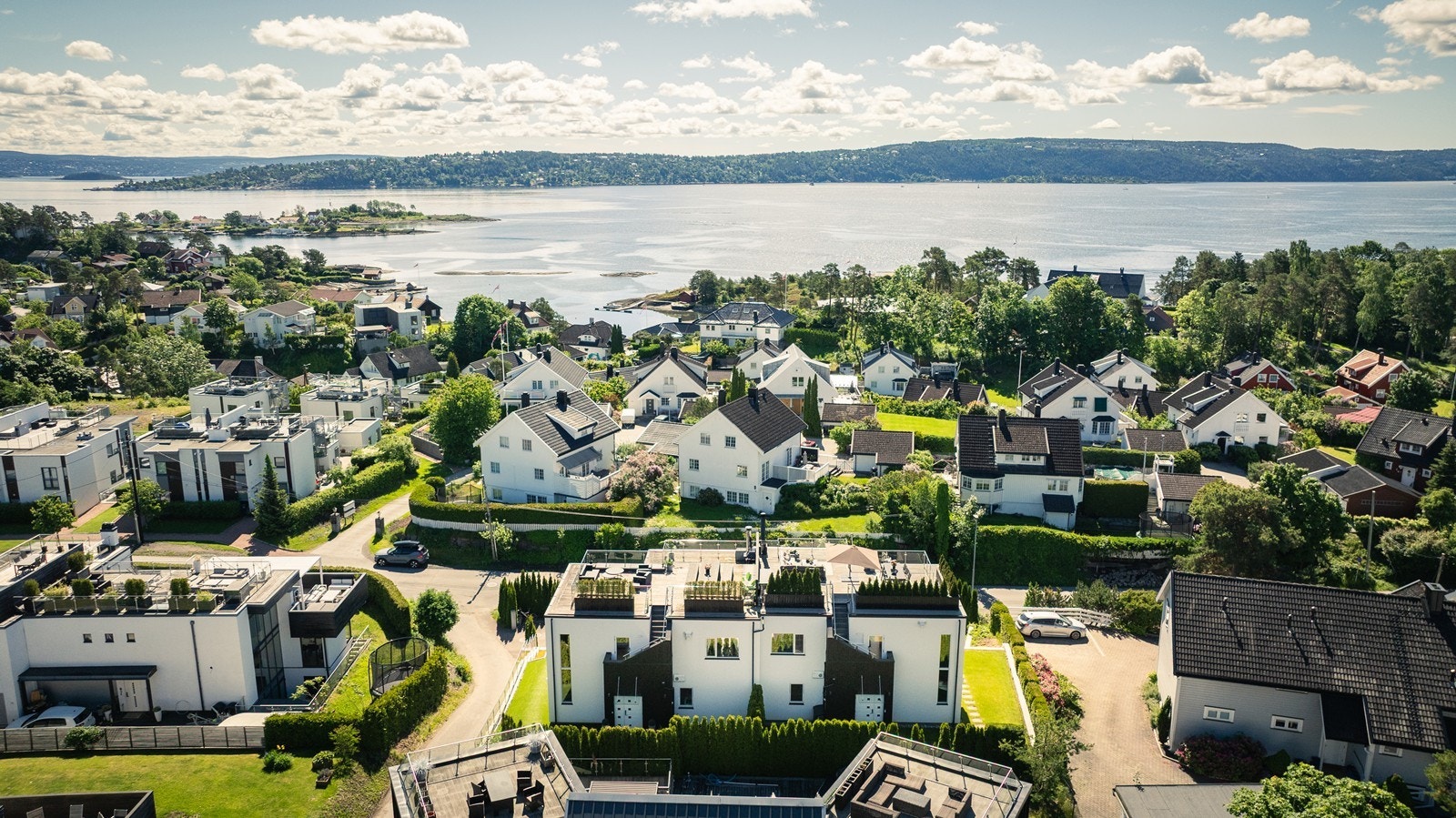 Moderne tomannsbolig fra 2015 med energieffektiv vannbåren varme og balansert ventilasjon. Galleribilde