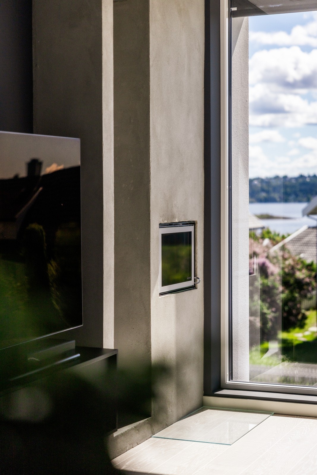 Moderne peis i stuen. Galleribilde