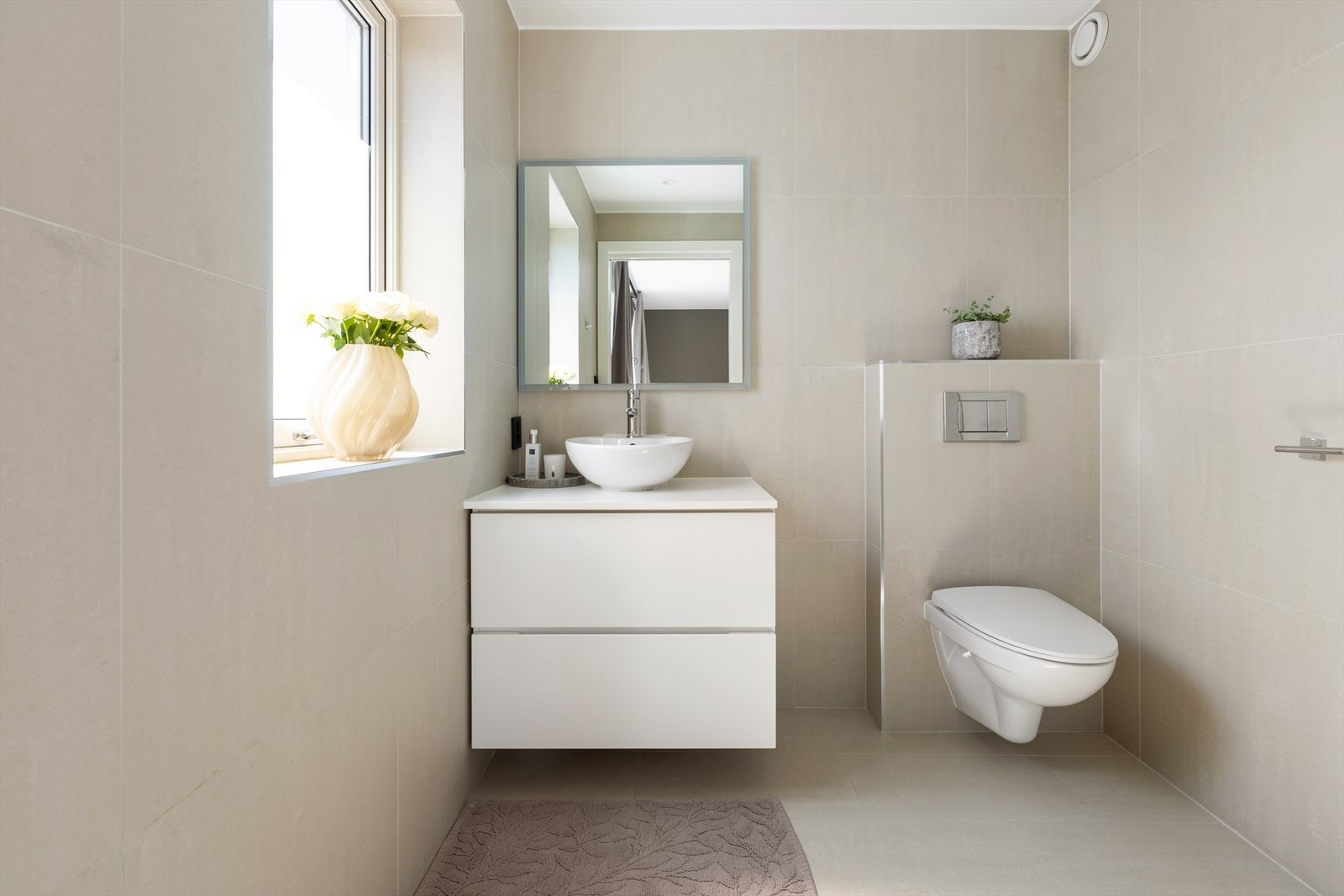 Det er totalt 3 bad i boligen og 1 gjestetoalett. Dette er badet som er i tilknytning til hovedsoverom. Galleribilde